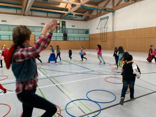 Viele Kinder machten mit beim Reifentanz.