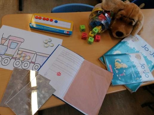 Im Mathematikunterricht wird mit dem Lehrwerk Joja gearbeitet. Dabei begleitet der Hund Jojo die Kinder im Lernprozess.